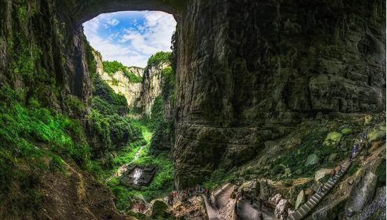 还是河边放风筝?武隆仙女山20000个风筝免费送 大草原上玩纸鸢