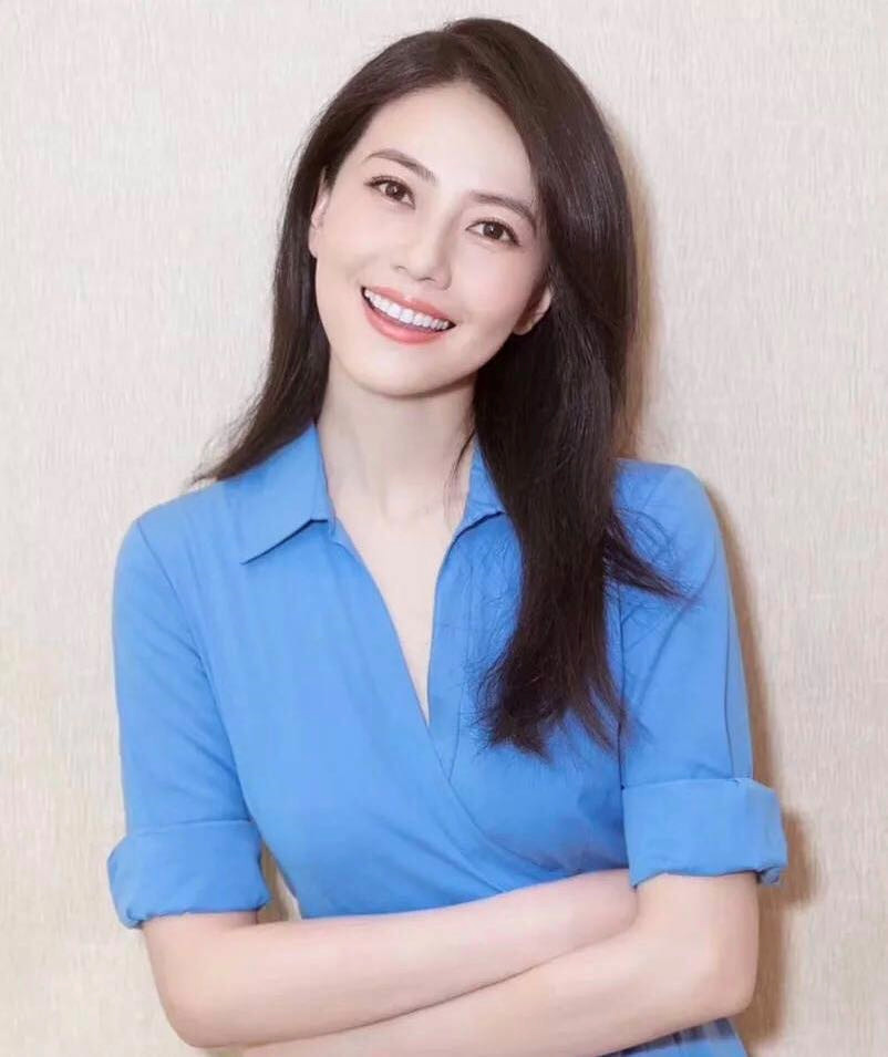 高圆圆大衣藏肚“孕味”十足，从这些细节上看真有喜事了!