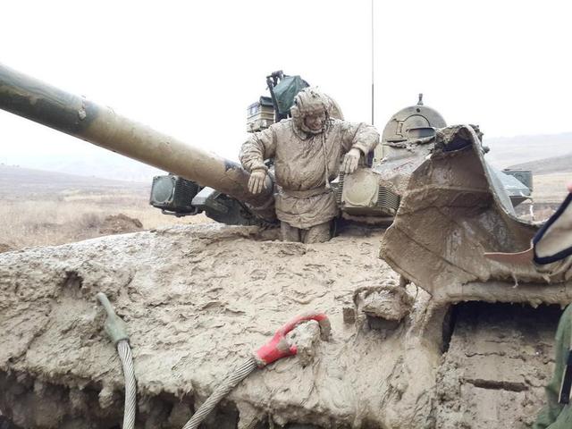 坦克兵都是什么样?个个是猛男,没点力气都干不了坦克兵