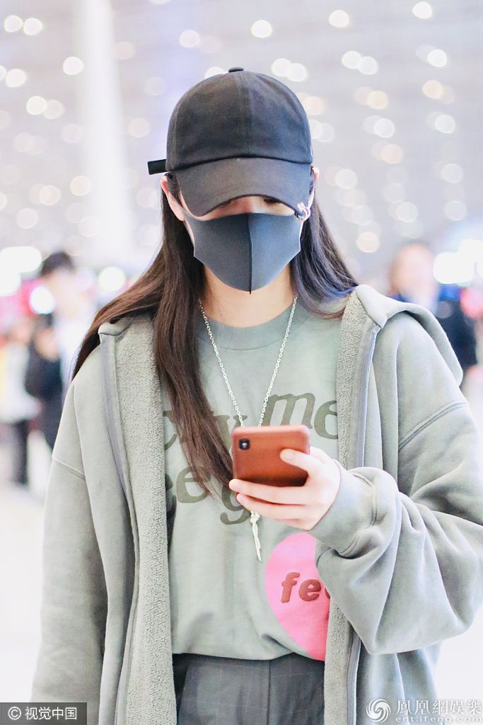 欧阳娜娜拎粉嫩“买菜兜”遛机场 比v卖萌配合拍照亲和力爆棚