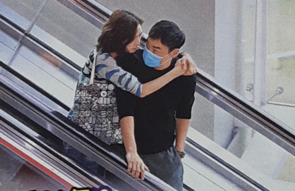 模范夫妻恩爱21年，刘青云郭蔼明相互依赖，生活很接地气