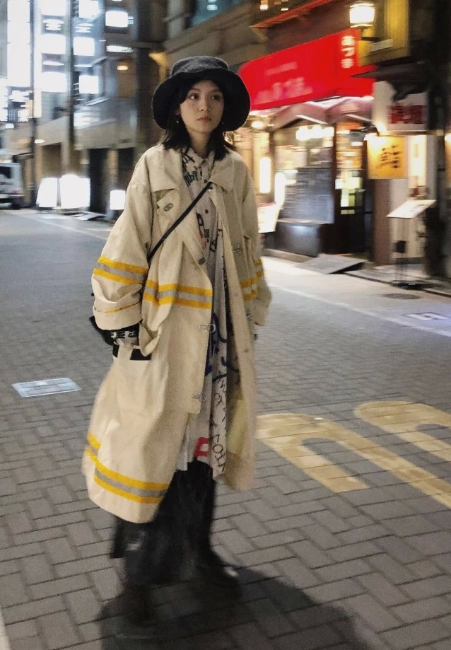 日系女孩春夏，街头时尚风格风满满，但衣服却能塞下两个她！