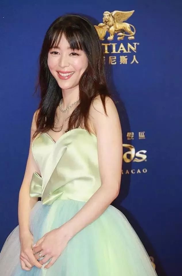 林允儿的神颜也崩了！脸歪+填充成气球，这两道沟又是什么鬼？