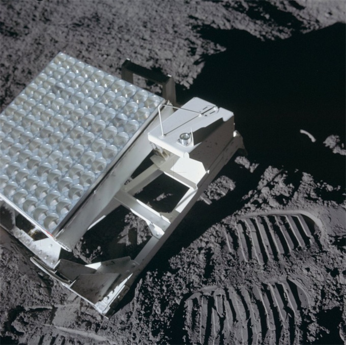 阿波罗14号任务的反射器，如图所示位于月球表面。来源：NASA