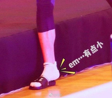 郭京飞1米8的个子却穿36码的鞋子，网友：难怪站不稳摔倒了！