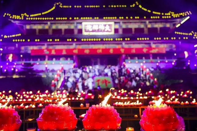 “圣灯”奇景再现!峨眉山万盏明灯供普贤
