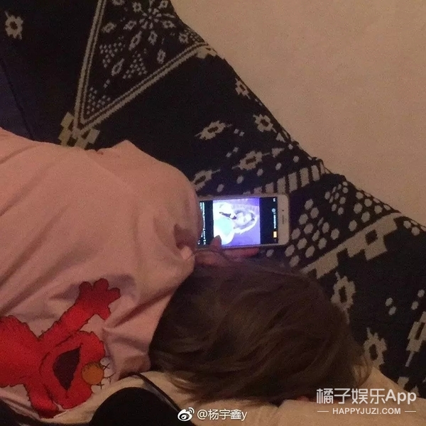 他们竟然在粉丝眼皮子底下谈了场恋爱？