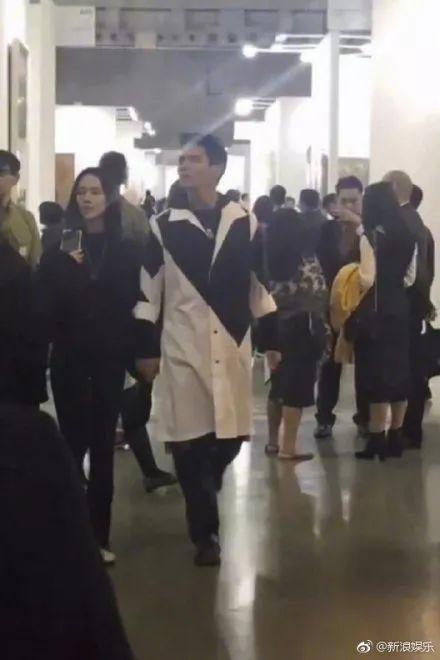 看着他俩订婚，有多少人被打脸了？