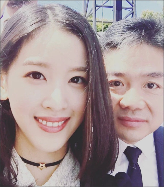 “消失”大半年的章泽天现身艺术展，丈夫不见人影，她与闺蜜同行