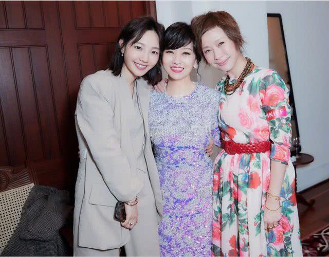 白百何晒合照，叶童无眉毛显老，赵雅芝修身裙显苗条！
