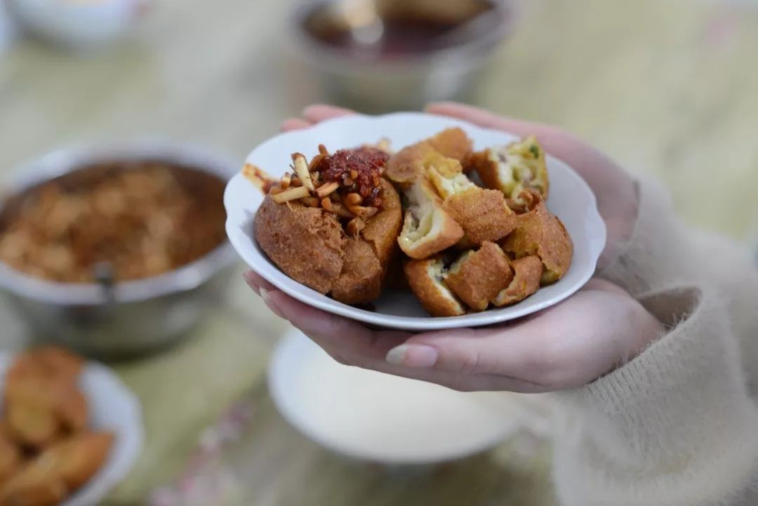 鸡蛋糕油炸后外酥里嫩的口感,再加上辣椒水和折耳根调味,配合鲜磨豆浆,一天才算正式开始。摄影/李立洪