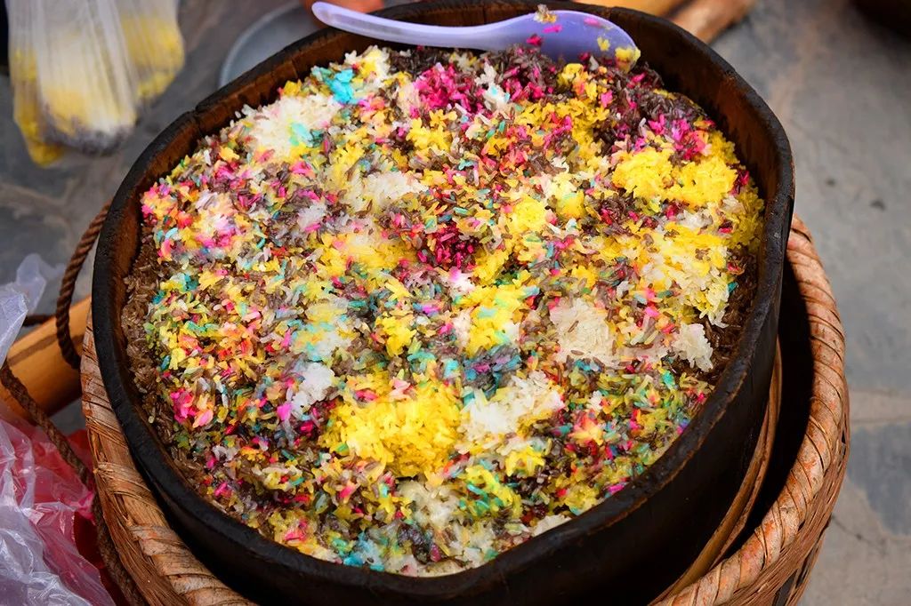 贵州的美食与这份五色糯米饭一样多彩。摄影/杨秀勇