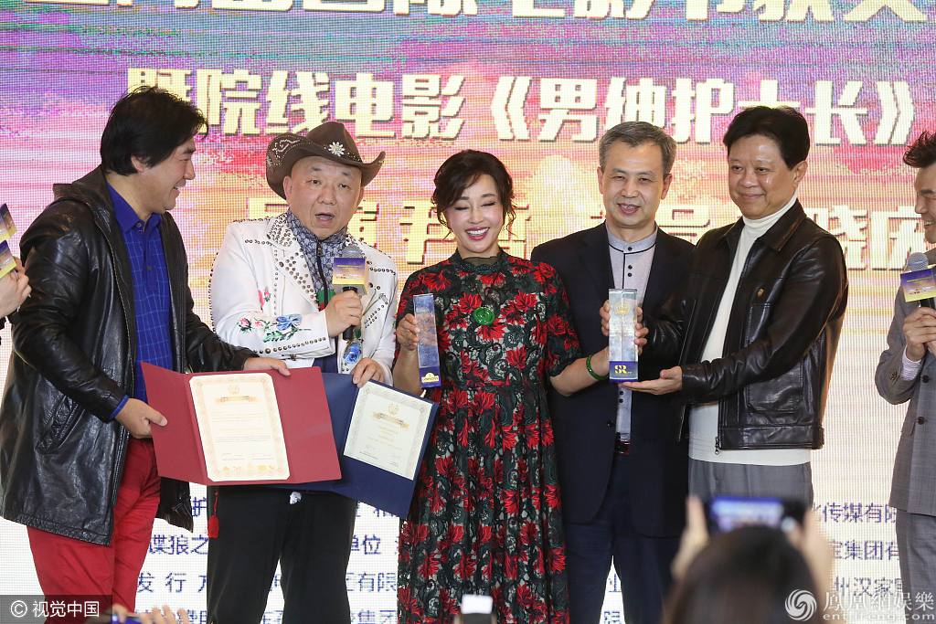 刘晓庆用自己照片做手机壳很臭美 穿花旗袍搭玉手镯韵味足