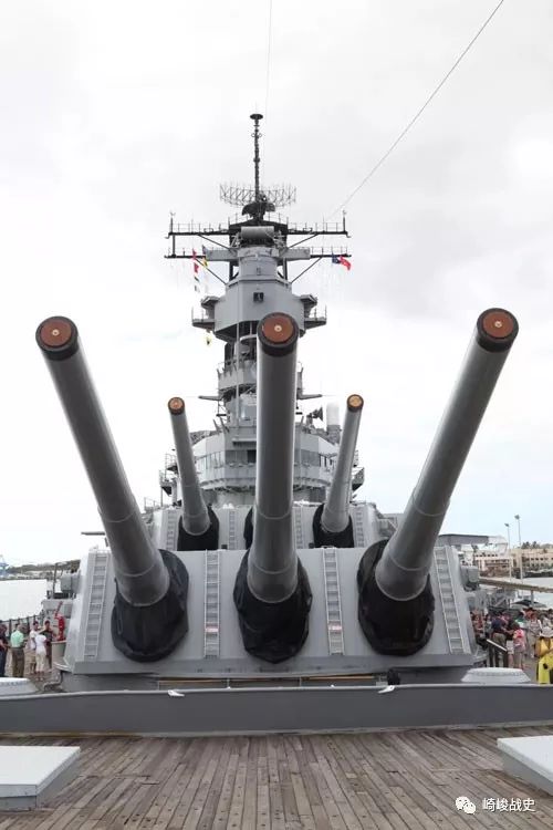 "密苏里"号战列舰的前主炮群正面特写,该舰406毫米舰炮可将一吨