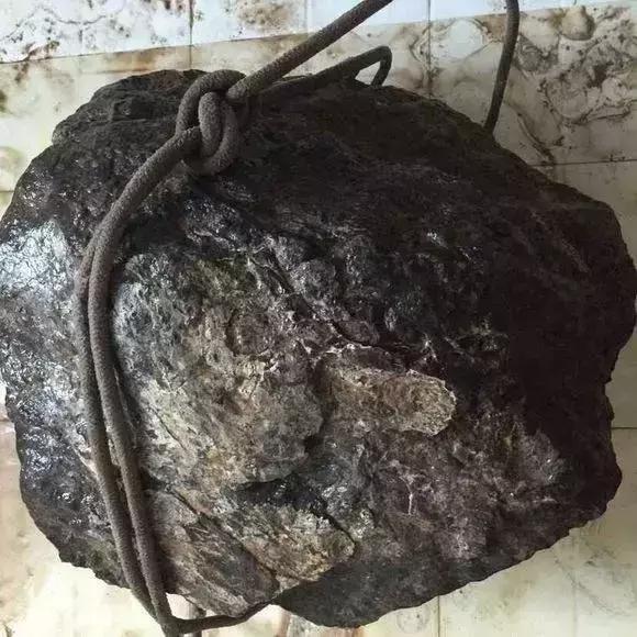 黑色丑陋的翡翠原石,绝地反击大涨百倍乌鸡种?