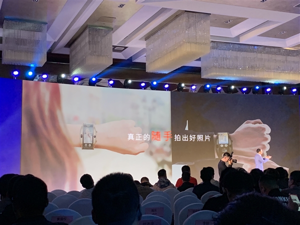 可穿戴智能手机努比亚α发布：eSIM卡加持 价格感受下