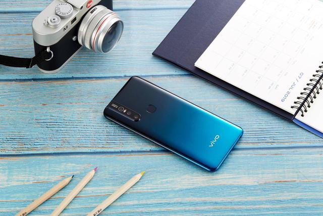 vivo s1冰湖蓝真机图赏:一见倾心,尽享宽广视野