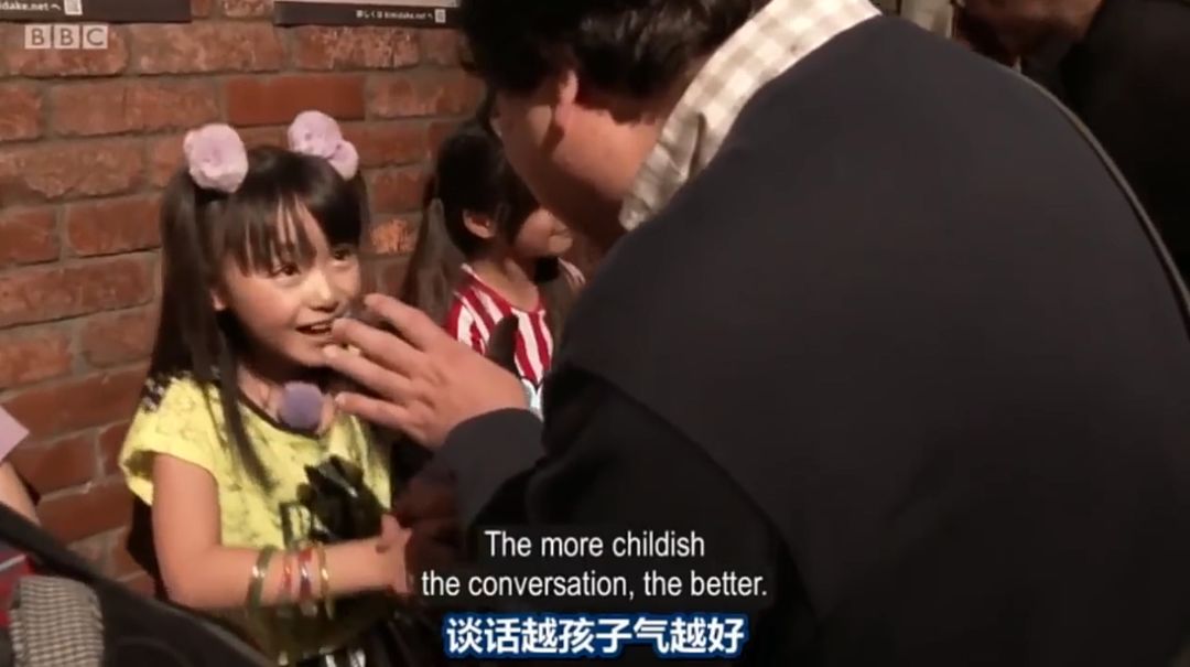 台上一个10岁女孩,台下一群猥琐中年大叔,这就是真实的日本爱豆圈!