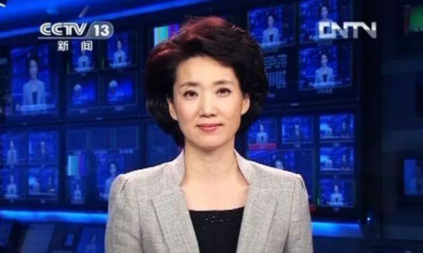 56岁央视主持人李修平近照曝光，网友：不愧是“最美国脸”