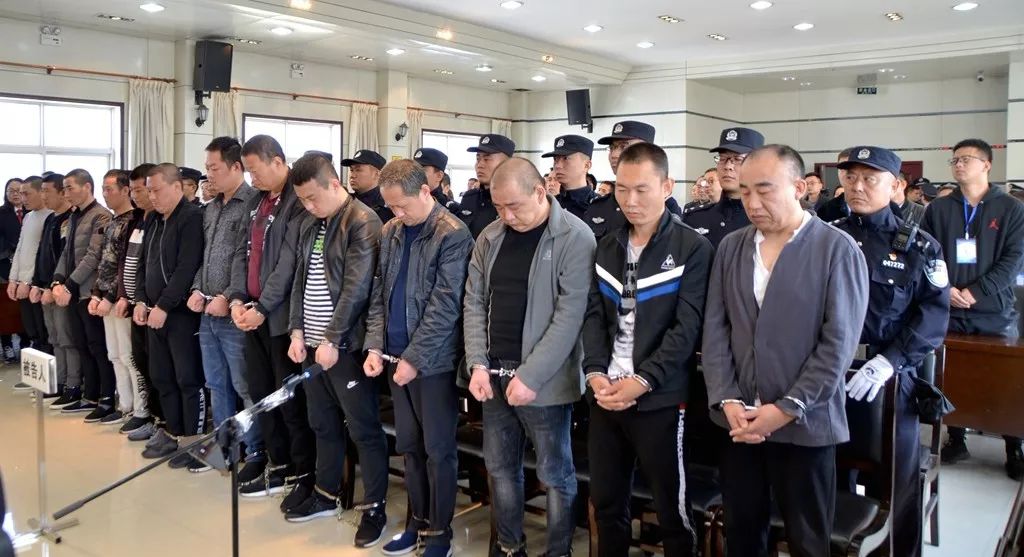 黄陵县首例涉恶势力犯罪集团案件一审公开宣判13名被告人分别获刑