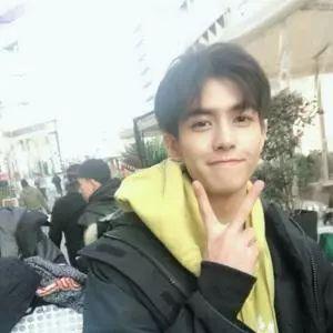 自曝被潜规则，为户口献身，还拉同公司男星下水
