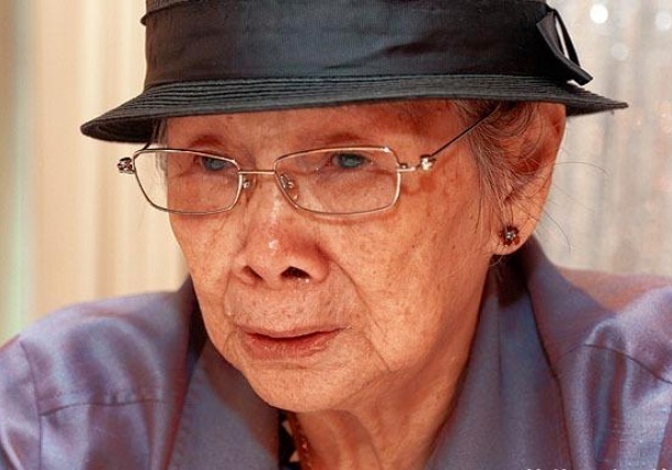 95岁梅艳芳妈妈拄拐大哭,去世16年死因公开!刘德华无言以对!