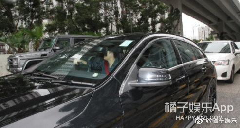 杨烁方否认出轨及高片酬 高圆圆宣布怀孕后首露面
