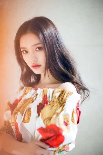 林允鲶鱼脸 粉色系服装巨好看!甜美可爱长发飘飘,尽显