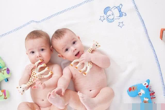 1岁双胞胎长得不像,宝爸坚持做亲子鉴定,结果出来后愧疚不已!