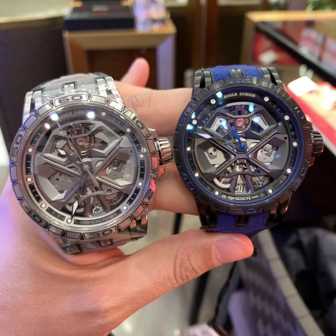 在群里直播他的罗杰杜彼"小牛"(roger dubuis和兰博基尼合作款)上手照