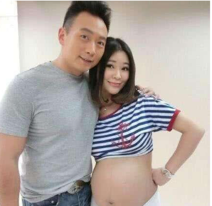 央视主持人王小骞晒4岁女儿近照,41岁当妈全因一个意外