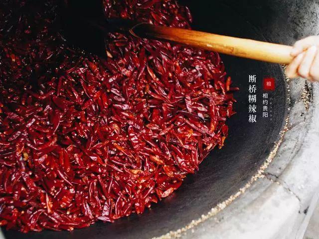 贵州这位大姐制作煳辣椒有20年,连手板心都有一股辛辣味道