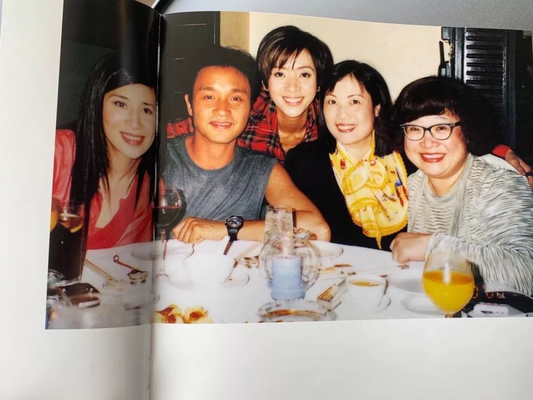她是香港王牌经纪人,扶持了张国荣梅艳芳等华语乐坛最