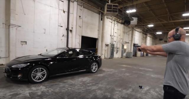 有人把特斯拉改成了防弹车！