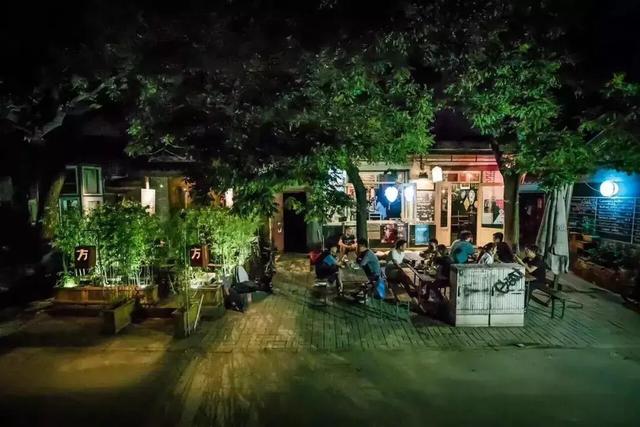 他是京圈酒吧十年老炮儿,不谈情怀只卖酒,还开了首家快闪酒厂