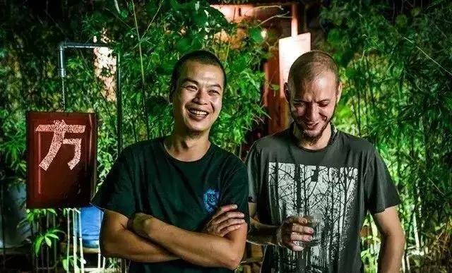 他是京圈酒吧十年老炮儿,不谈情怀只卖酒,还开了首家快闪酒厂