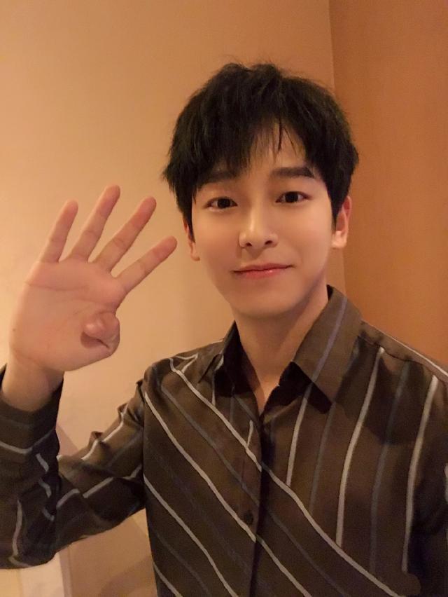 何老师晒出彭昱畅肌肉照,证明彭昱畅真瘦了,2周瘦15斤不是梦!