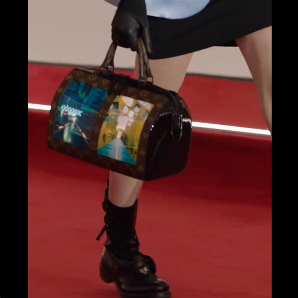 模特手提全球首款柔性屏手袋走秀:画面炫酷