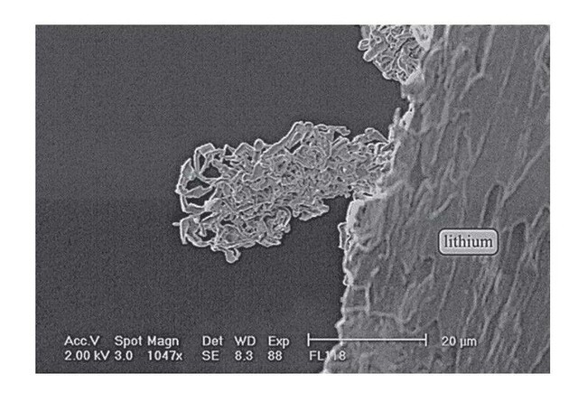 显微电镜下的锂枝晶 ④过度充电(充电保护失效)