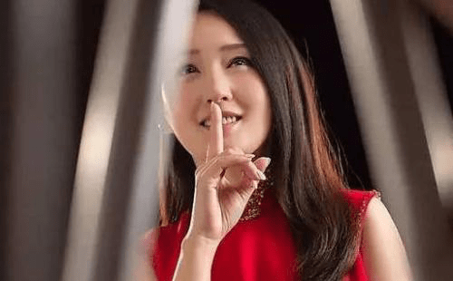 杨钰莹晒美照庆48岁生日，身穿大红连衣裙像16岁小姑娘