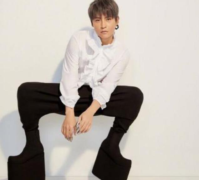 笨重的“驴蹄鞋”成娱乐圈宠儿,这种时尚你们爱得起来吗?