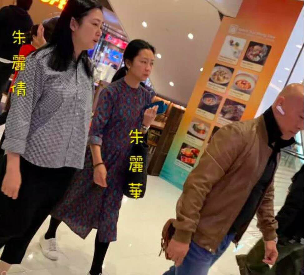 53岁朱丽倩发福难掩疲惫，和女儿逛菜市场获5人保护！