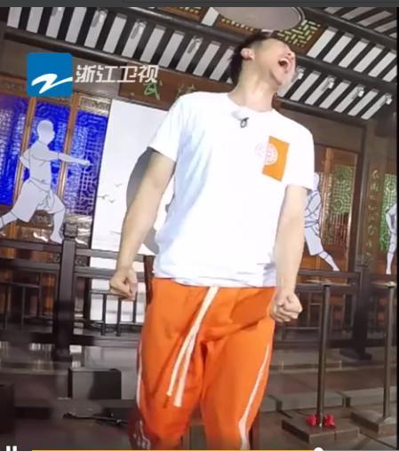 奔跑吧召开武林大会撕名牌,郑恺造型笑死众人!