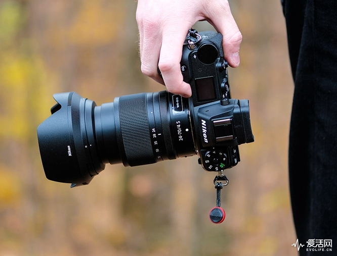 Z-nikon-z6-InHand-pshot-1