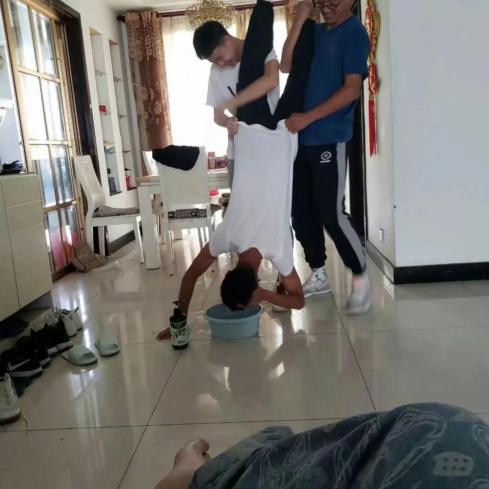 女人天下 正文  来源:爆笑一刻(id:bx1kcom) 01 倒立洗头?