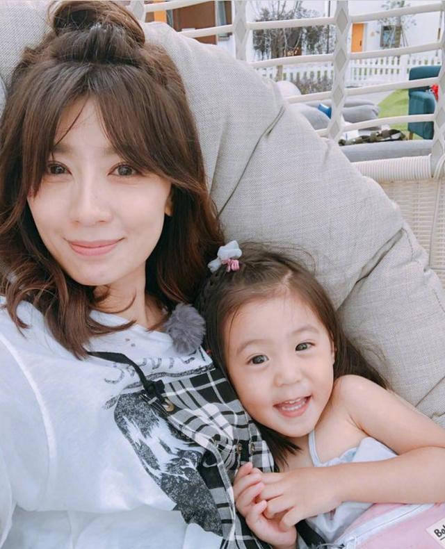 44岁贾静雯二婚三个女儿,女儿一个比一个漂亮,网友:这辈子值了