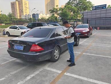 人人车线下评估师将车辆信息上传到平台。新京报记者刘经宇摄