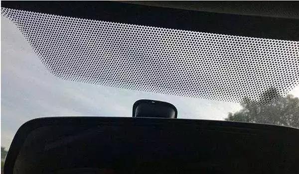 车窗上玻璃下边的小黑点它的作用你知道吗