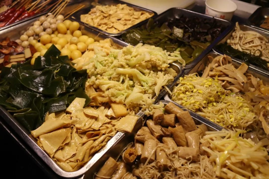 自选式的卤菜,素菜荤菜装一起分开称,鸡心,土豆,粉丝,藕,豆皮.