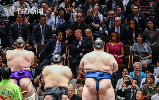 琢磨关税?特朗普看相扑赛双唇紧闭一脸不悦